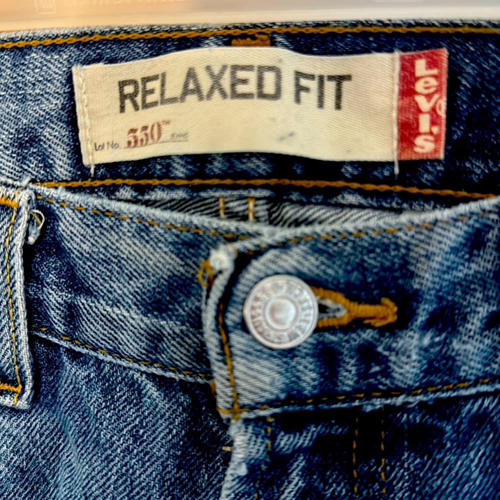 LEVI’S Relaxed Fit 550